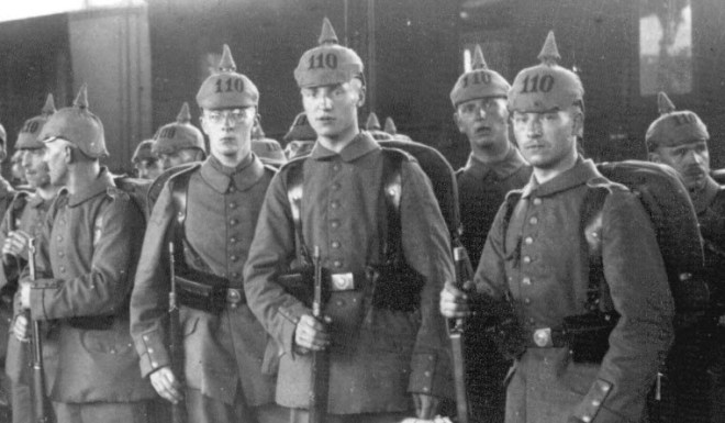 Duitse soldaten in een station