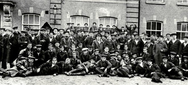 Britse militairen voor de Rabenhauptkazerne in Groningen - oktober 1914