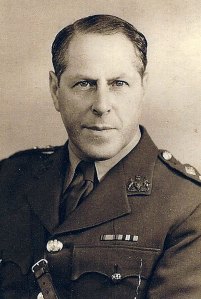 Herbert Sulzbach in Brits uniform tijdens de 2e WO