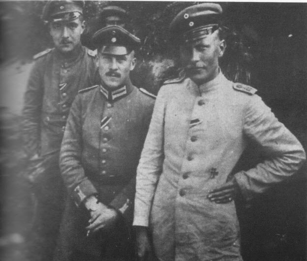 luitenant Reinhardt (helemaal rechts) met 2 andere officieren in 1915