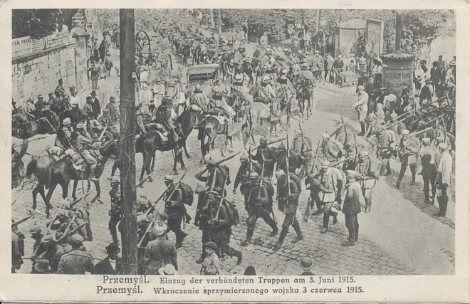Duitse en Oostenrijks-Hongaarse soldaten trekken Przemysl binnen. 