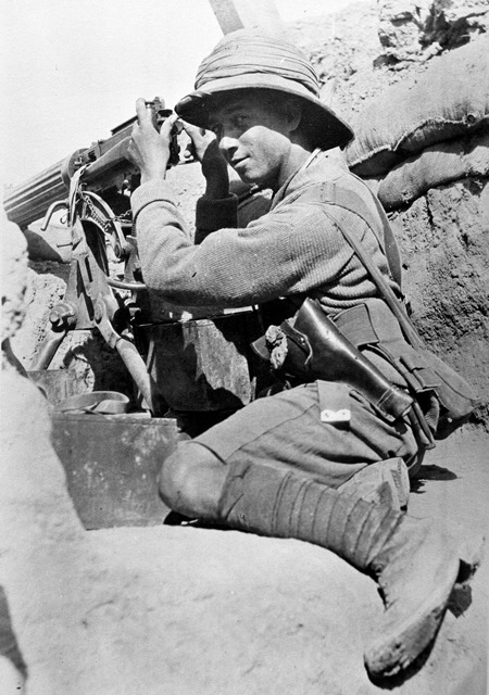 A machine gunner at Sannaiyat, April 1916.