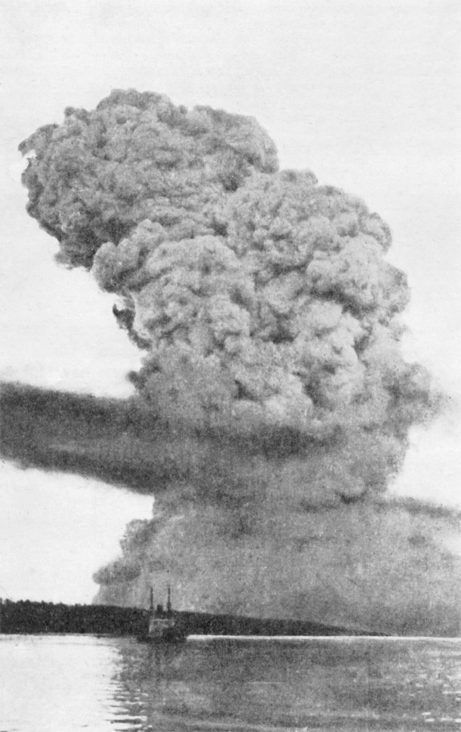 Halifax_Explosion_blast_cloud_restored