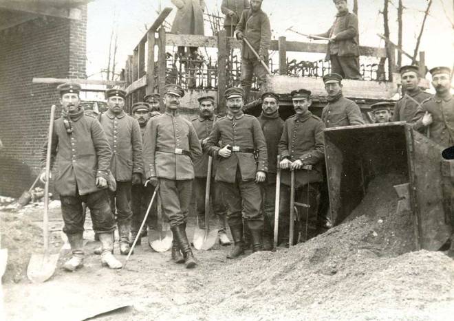Pionniers-allemands-posant-devant-un-ouvrage-betonne-en-construction-a-Premesques-vers-1916-Coll-JM-Bailleul